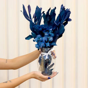 Vaso com Amistosas Flores Secas Azuis